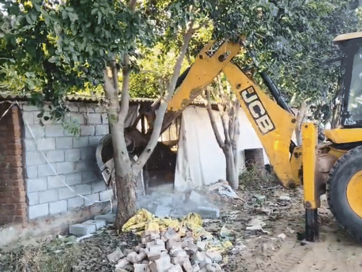 मुर्गी फॉर्म हाउस में बने इन्हीं कमरों में अनिल फैक्ट्री चला रहा था। जिसे बुधवार को तोड़ा गया।