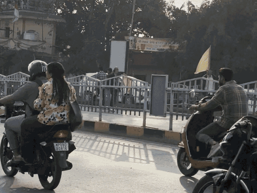 इंदौर बीआरटीएस की हटाई जा रही रेलिंग।