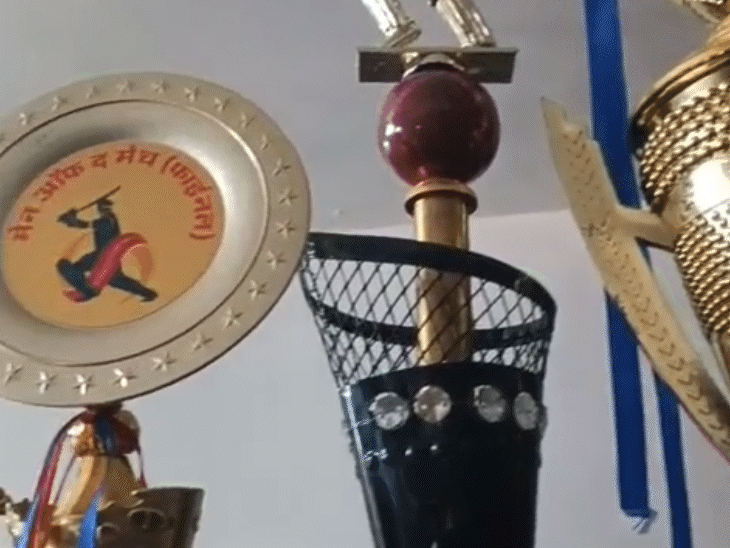 घर के कमरे में बहनें और मां ने मंगेश की ट्रॉफियां अलमारी में सजा रखी हैं।