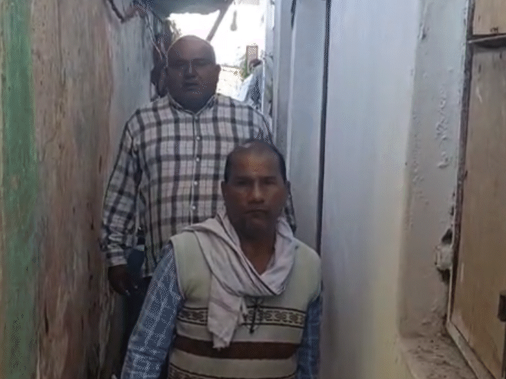 इसी संकरी गली में मंगेश यादव का घर है। इतनी छोटी कि इसमें से एक शख्स ही गुजर सकता है।