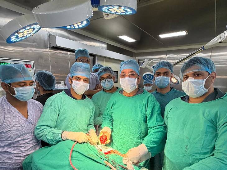 सफल सर्जरी करने वाली डॉक्टरों की टीम।