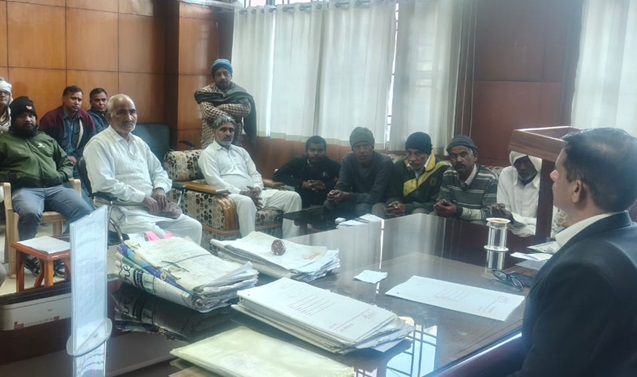 सोनीपत में डीजल ऑटो चालकों की मीटिंग लेते हुए आरटीओ सुभाष चन्द्र।