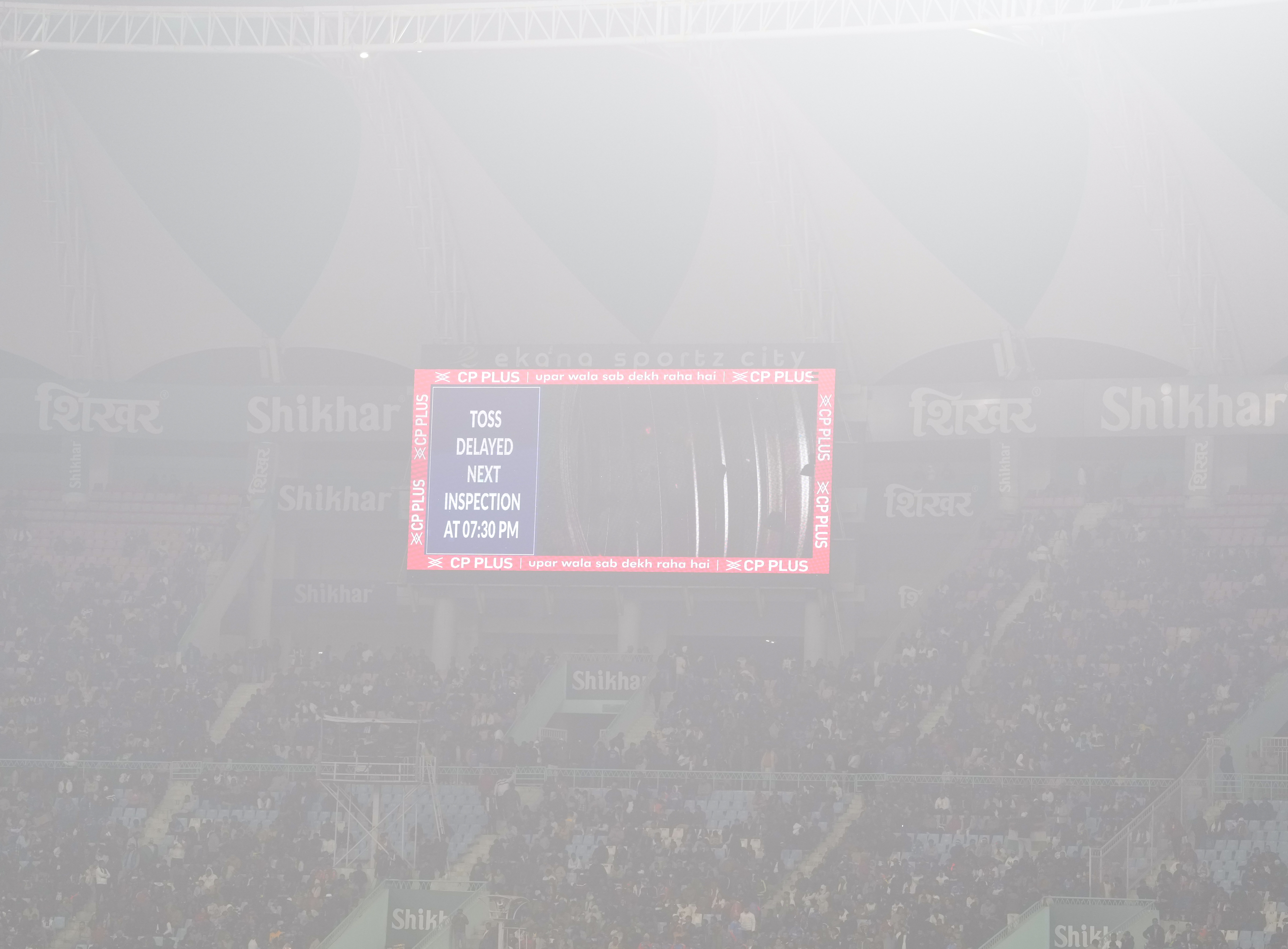 સાંજે 6:28 વાગ્યે ધુમ્મસના કારણે ટોસને આગળ વધારવામાં આવ્યો.