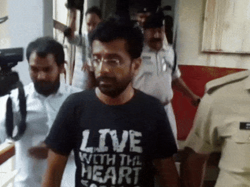 पेशी के लिए राजेश को कोर्ट में ले जाती पुलिस।