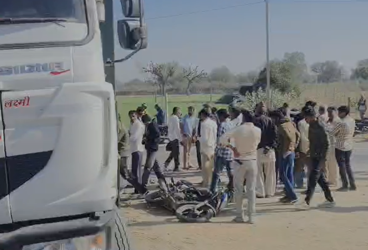 तस्वीर, डंपर की है और साइड में पड़ी बाइक