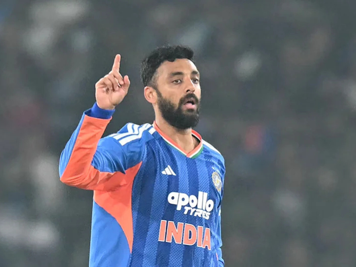 वरुण चक्रवर्ती भारत के लिए टी-20 क्रिकेट में 50 विकेट पूरे कर चुके हैं। - Dainik Bhaskar