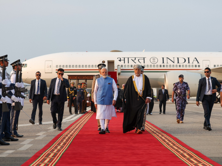 ओमान के रक्षा मामलों के उप प्रधानमंत्री ने पीएम मोदी का स्वागत किया।