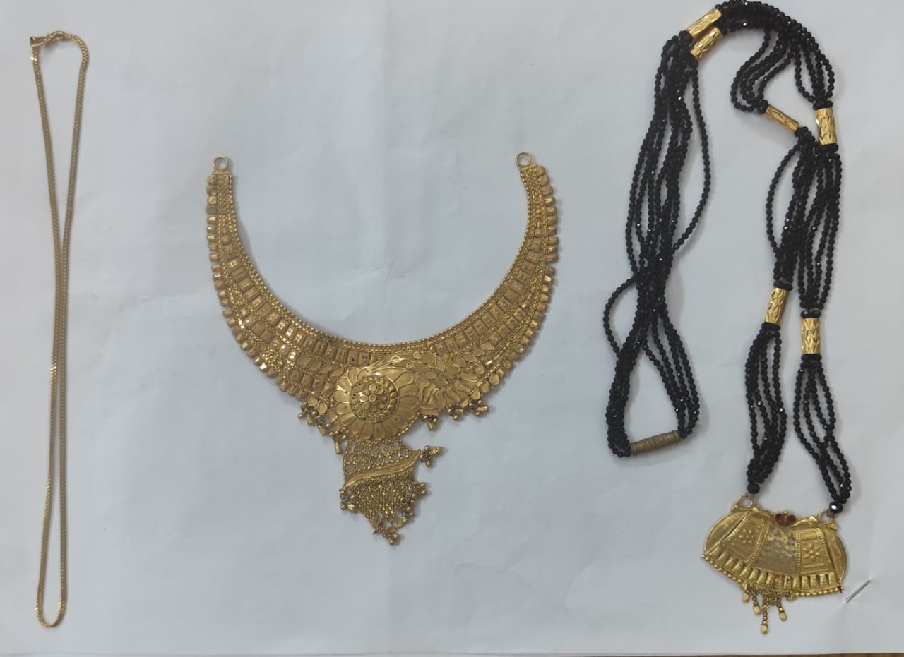 पुलिस ने चोरी के सभी जेवर को जब्त कर लिया है।