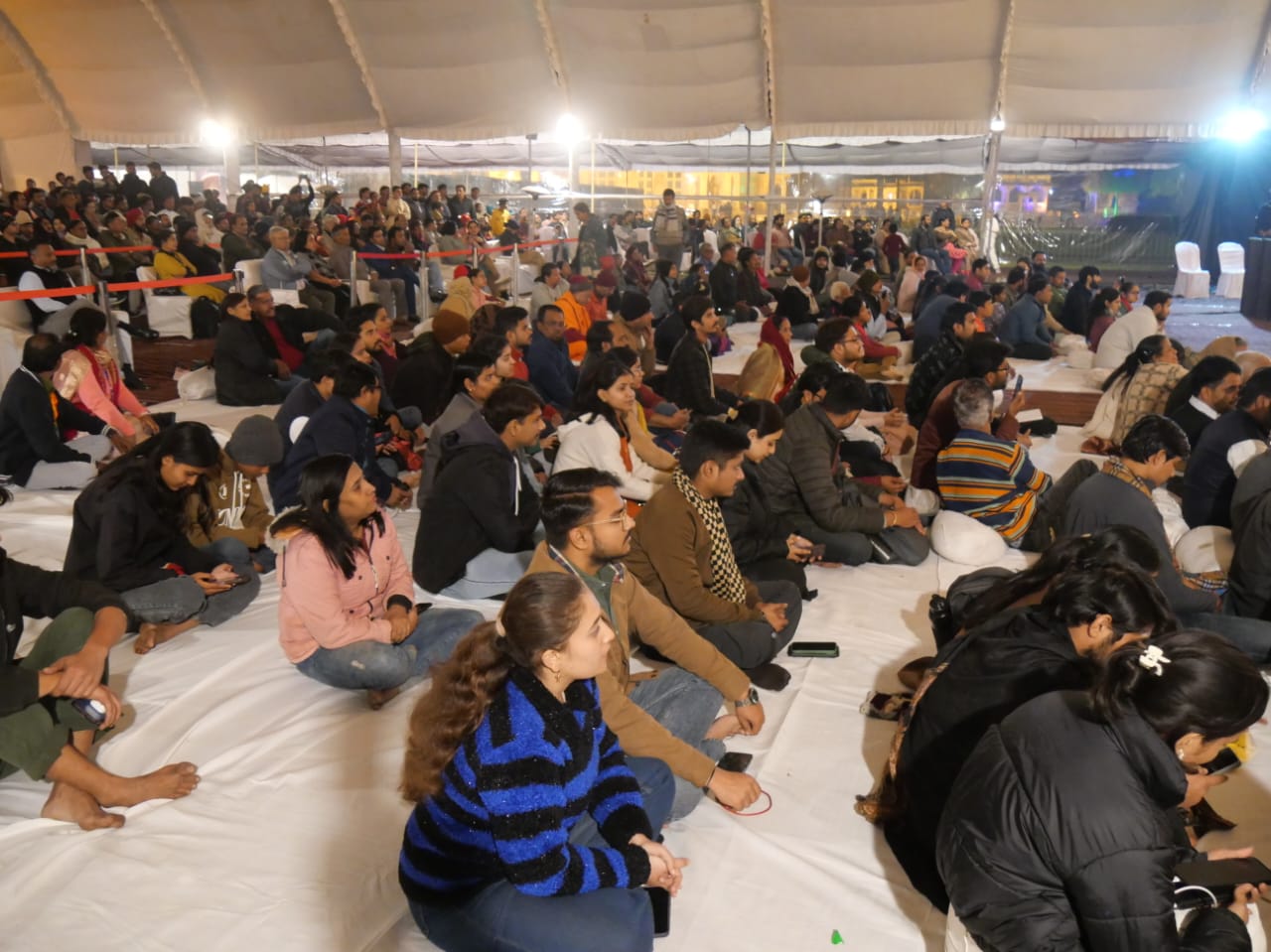 कार्यक्रम में बड़ी संख्या में श्रोता मौजूद रहे।