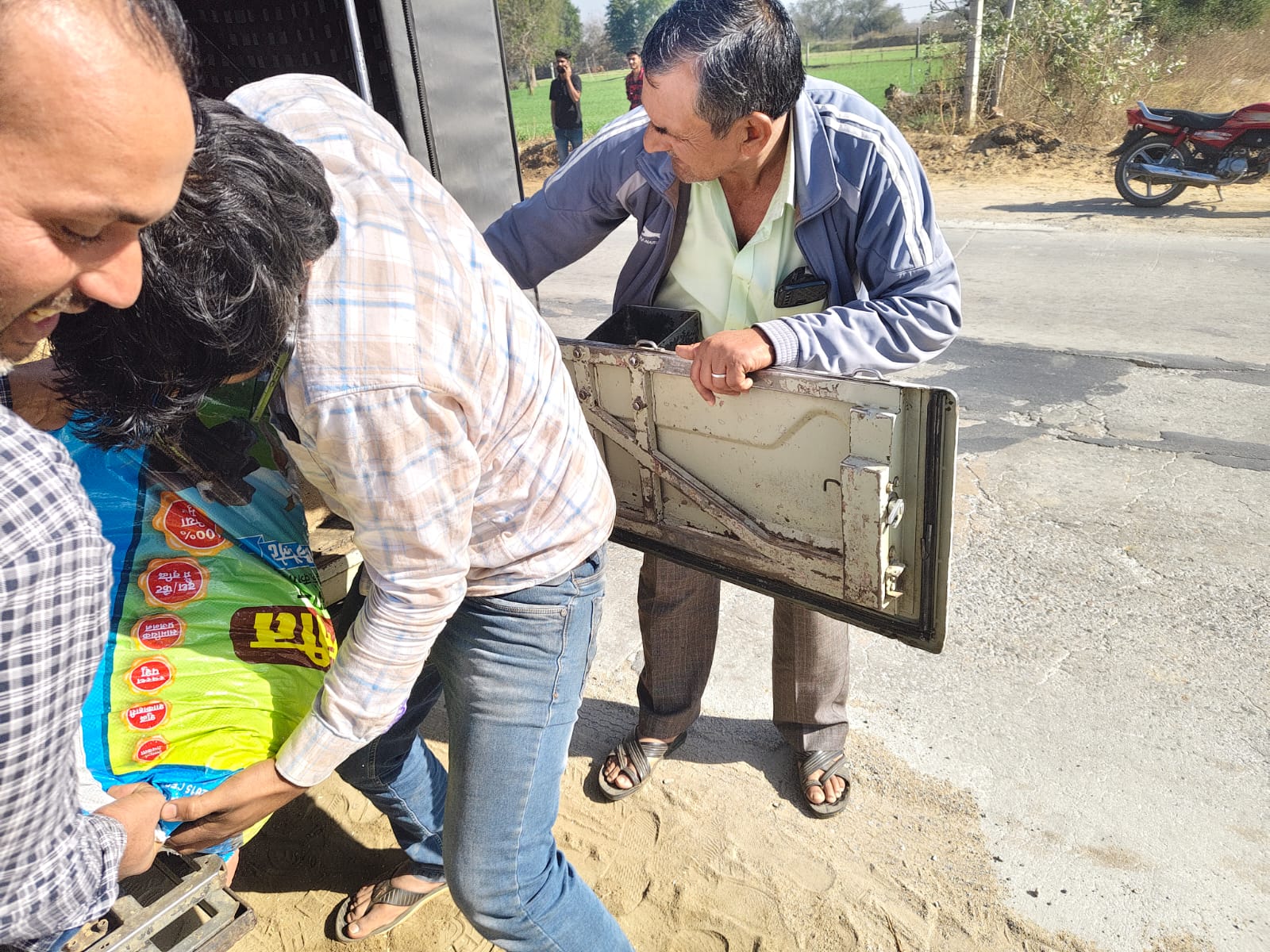 जीप ड्राइवर ने कट्टे सड़क पर फेंके और घायल पोते को गाड़ी में डाल अस्पताल ले गया।