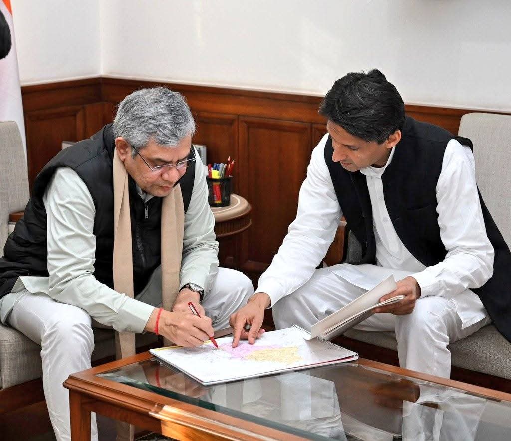 रेलमंत्री अश्विन वैष्णव को अपनी मांग को लेकर समझाते हुए सांसद दीपेंद्र हुड्‌डा।