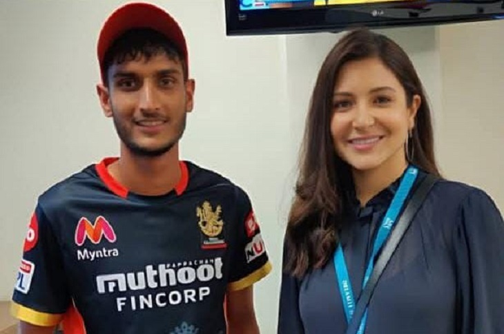 विराट कोहली की पत्नी एक्ट्रेस अनुष्का शर्मा के साथ शाहबाज की फोटो।