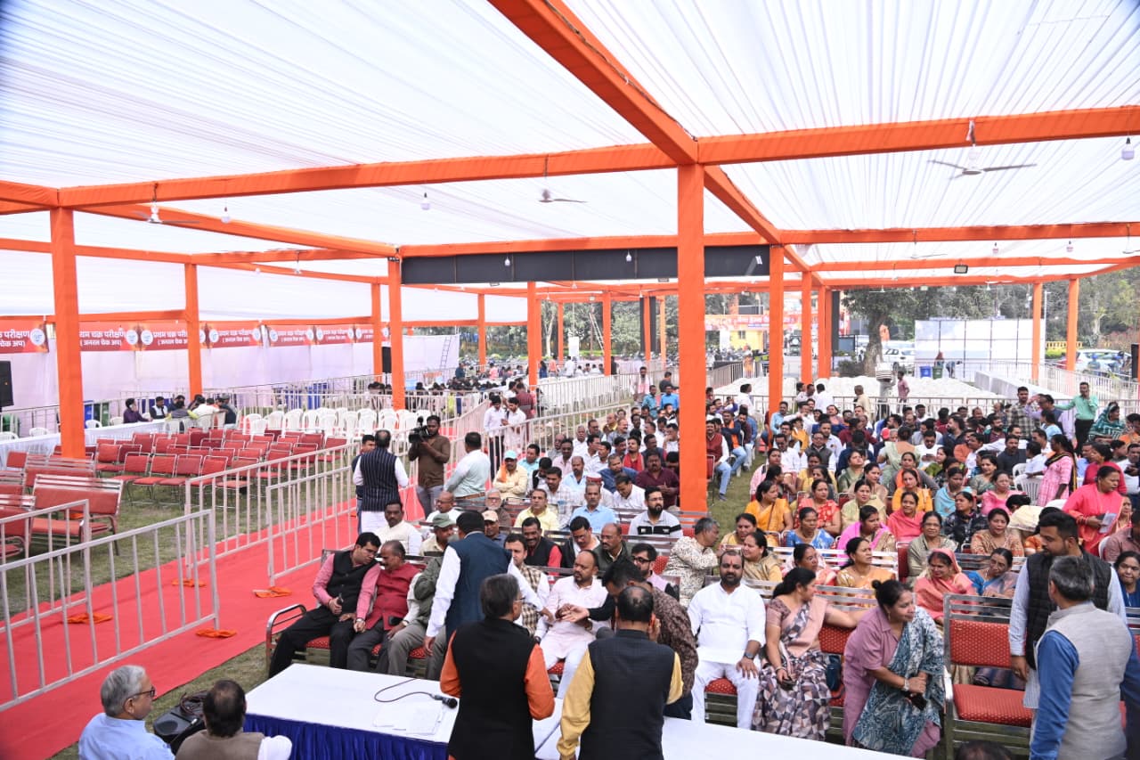 बड़ी संख्या में बुधवार शाम लोग रजिस्ट्रेशन के लिए पहुंचे।