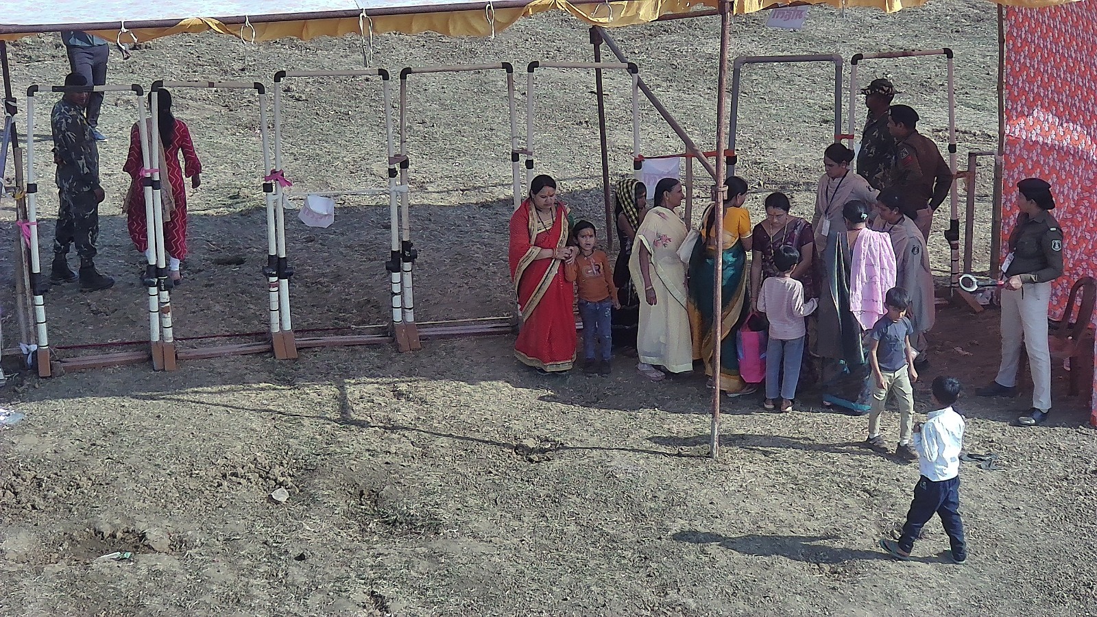 कथा स्थल पर पुलिस ने गहन जांच के बाद लोगों को प्रवेश दिया।