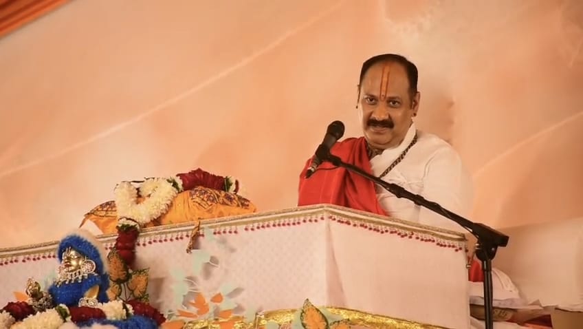 कथा के दौरान कथा वाचक पं. प्रदीप मिश्रा।