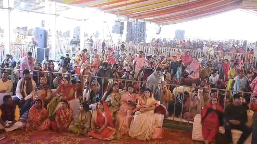 कथा सुनने दूर-दराज से पहुंचे श्रद्धालु।