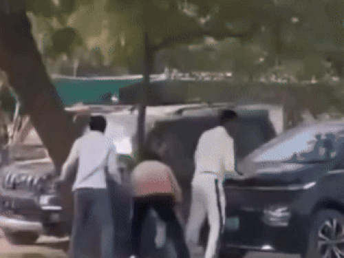 युवकों को टक्कर मारने के बाद भागते स्कॉर्पियो सवार युवक।