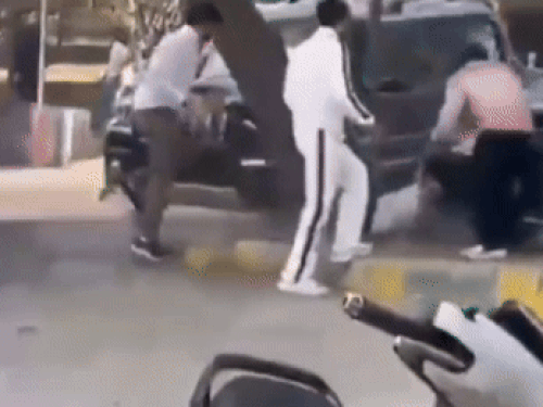 टक्कर मारने के बाद युवकों ने स्कॉर्पियों पर ईंट बरसाईं।