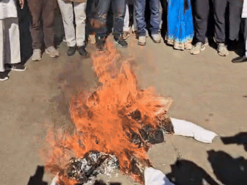 हनुमान चौराहे पर प्रदर्शन करते कांग्रेस के पदाधिकारी और कार्यकर्ता।