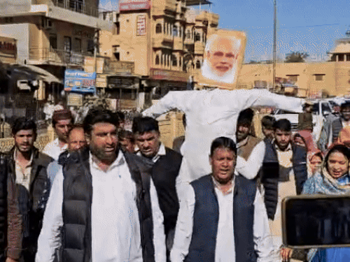 कांग्रेस ने प्रदर्शन के दौरान पीएम मोदी का पूतला फूंका और सरकार के खिलाफ नारेबाजी की।