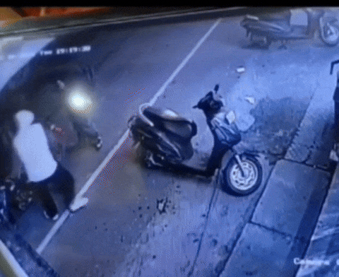 मनी चेंजर की दुकान में जाते हुए बदमाश।