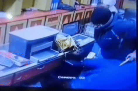 दुकानदार के साथ मारपीट करते हुए बदमाश