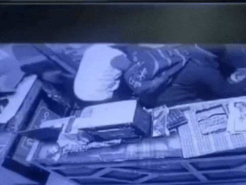 गल्ले से पैसे निकाल अपनी जेबों में डालते हुए बदमाश।