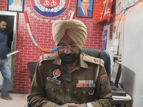 ASI हरजिंदर सिंह जानकारी देते हुए