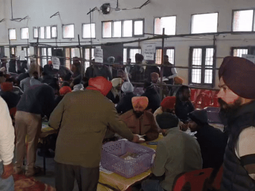 अमृतसर में वोटों की गिनती होते हुए।