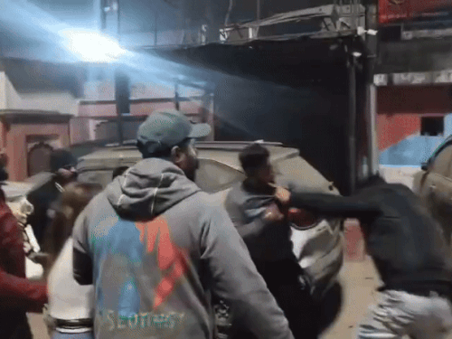 अमृतसर में बहन और मामी पर हमला:  कपड़ों के विवाद से मामला पुलिस तक पहुंचा; थाने के बाहर दोनों पक्षों में जमकर झगड़ा – Amritsar News