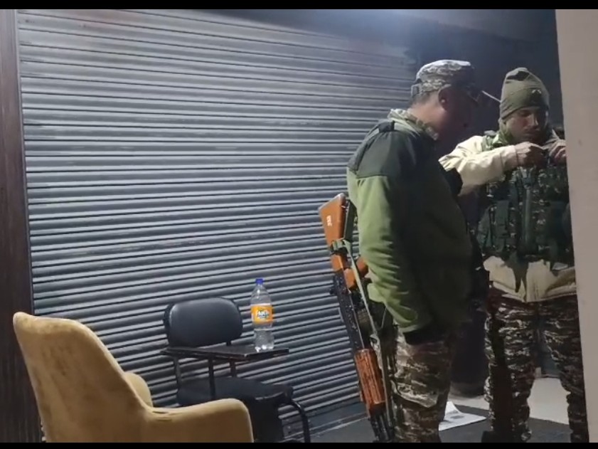 जालंधर बस के पास रीची ट्रैवल का दफतर के बाहर खड़े पुलिस कर्मी। - Dainik Bhaskar