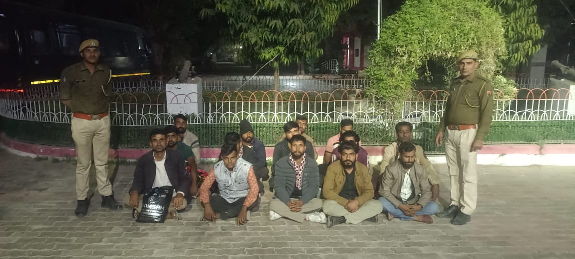 पुलिस ने दोनों गुटों के 14 आरोपियों को गिरफ्तार किया।