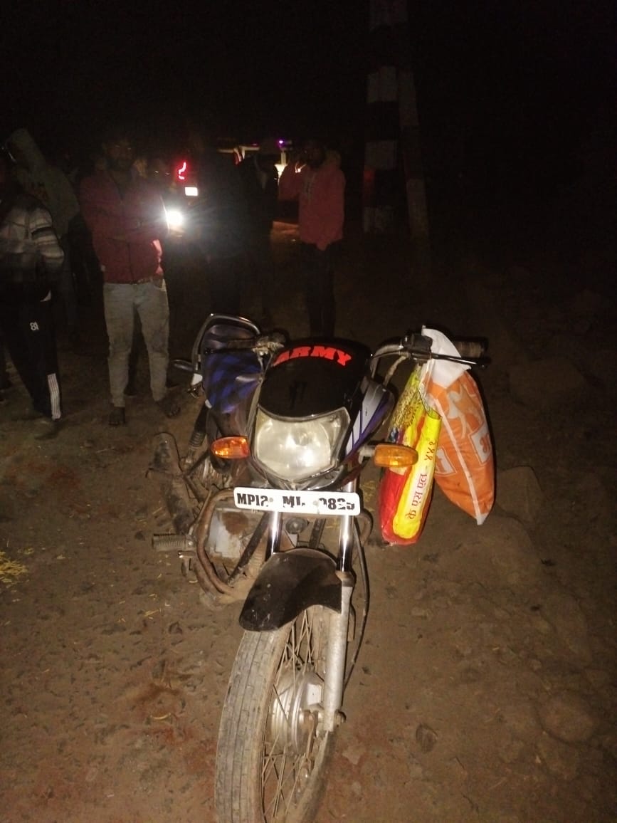 खंडवा में देर रात किसान से डेढ़ लाख की लूट:  बाइक सवार बदमाशों ने आंखों में मिर्च झोंकी, 4 महीने की मेहनत पर फिरा पानी – Khandwa News