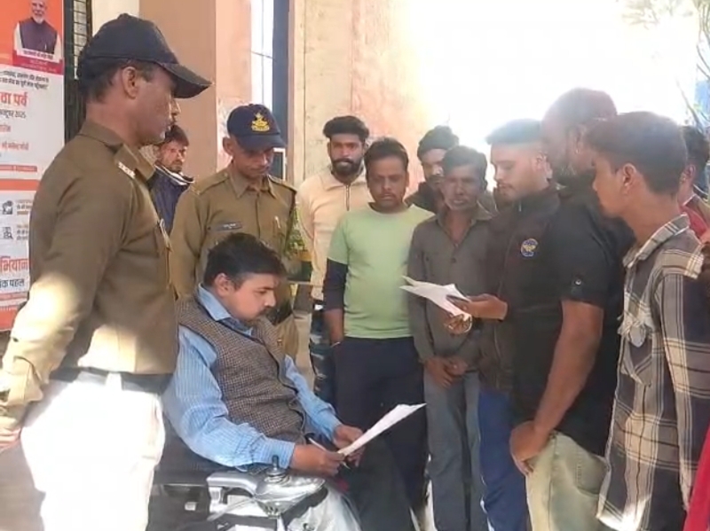 ज्ञापन सौंपते रहवासी।