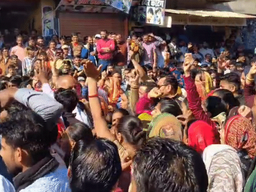 Dungarpur Girl Suicide Protest; Molestation Victim | Rajasthan | डूंगरपुर  में छेड़छाड़ से परेशान नाबालिग ने दी जान: सर्वसमाज के लोगों का फूटा आक्रोश,  रातभर किया ...