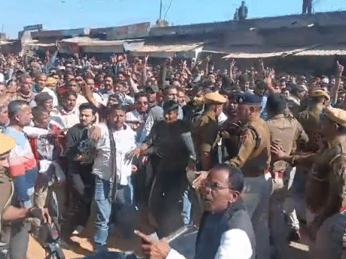 आक्रोशित लोग विरोध करते हुए आरोपियों के घरों की तरफ जाने लगे। जिस पर पुलिस ने तिराहे पर बैरिकेटिंग लगाकर रोक लिया। इस दौरान पुलिस और लोगों के बीच धक्का-मुक्की हुई।