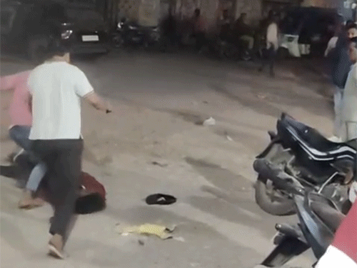 बदमाशों ने युवक को पैर से सिर में बार-बार मारा।