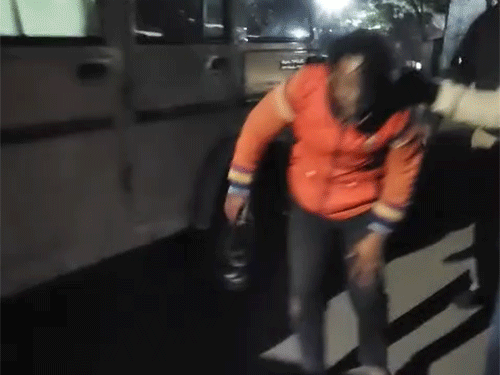 पुलिस के डंडे पड़ने के बाद लंगड़ाकर चलने लगा आरोपी।