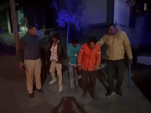 उसी रात पुलिस ने आरोपियों को गिरफ्तार कर लिया है।