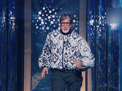 शो में अमिताभ बच्चन ने ब्लू-व्हाइट प्रिंटेड जैकेट पहनी।