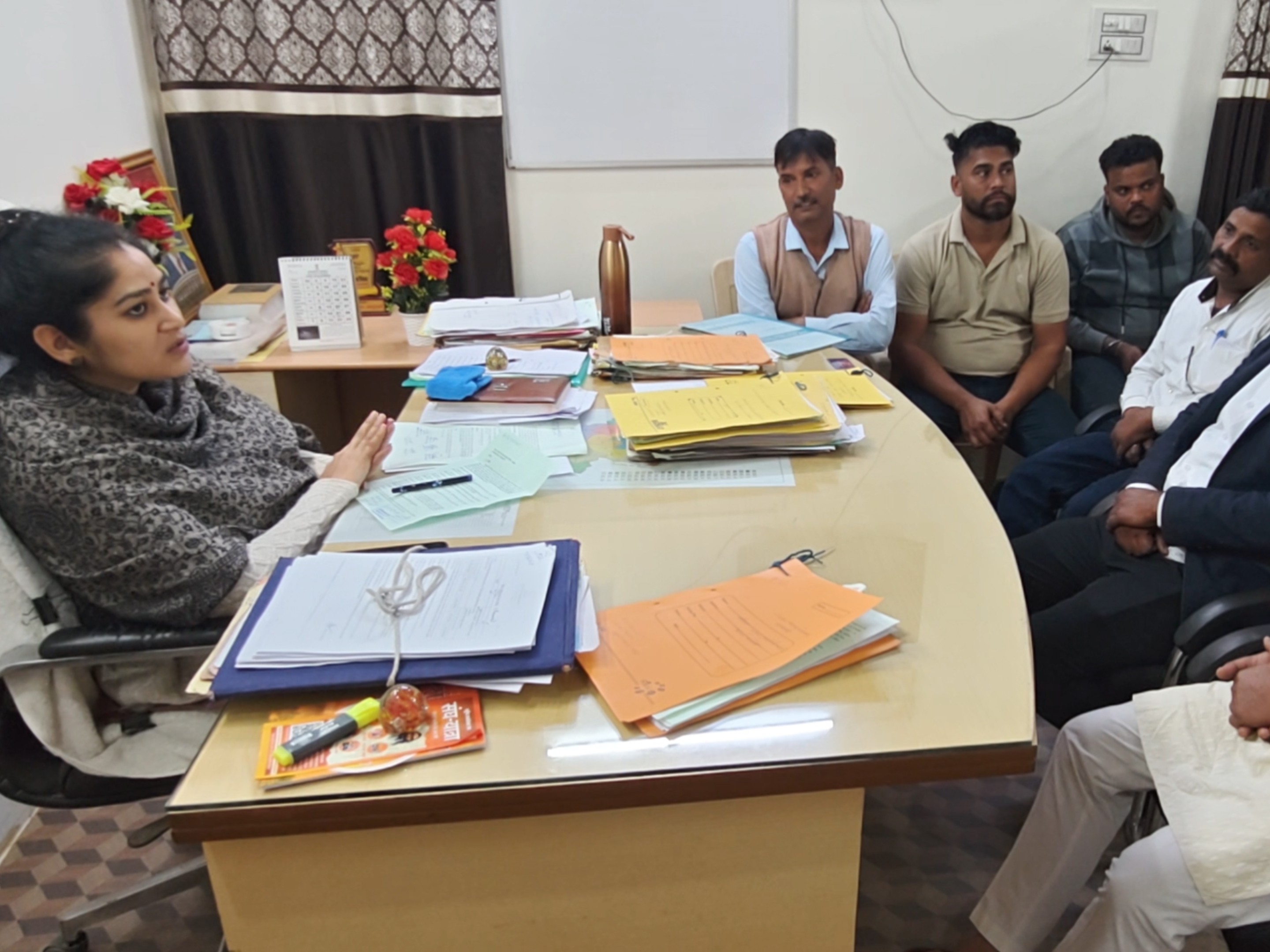 पार्षदों ने एसडीओ से मिलकर शिकायत दर्ज कराई।