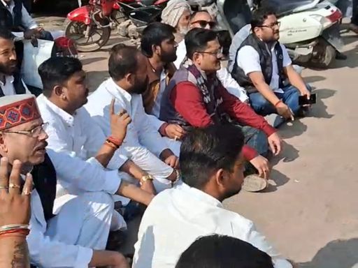 कांग्रेस ने अस्पताल परिसर में विरोध प्रदर्शन कर जिम्मेदारों पर एफआईआर दर्ज करने की मांग की।