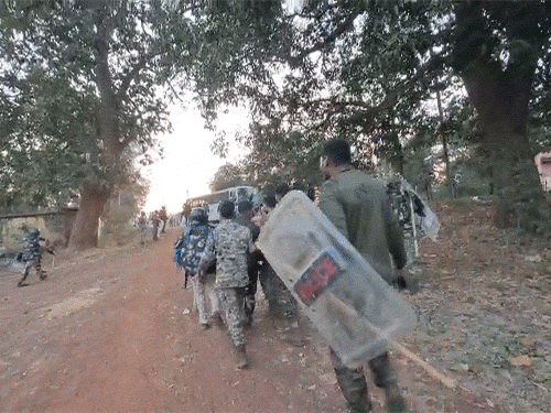 ग्रामीणों के पथराव से घायल एएसपी को ले जाते हुए पुलिसकर्मी।