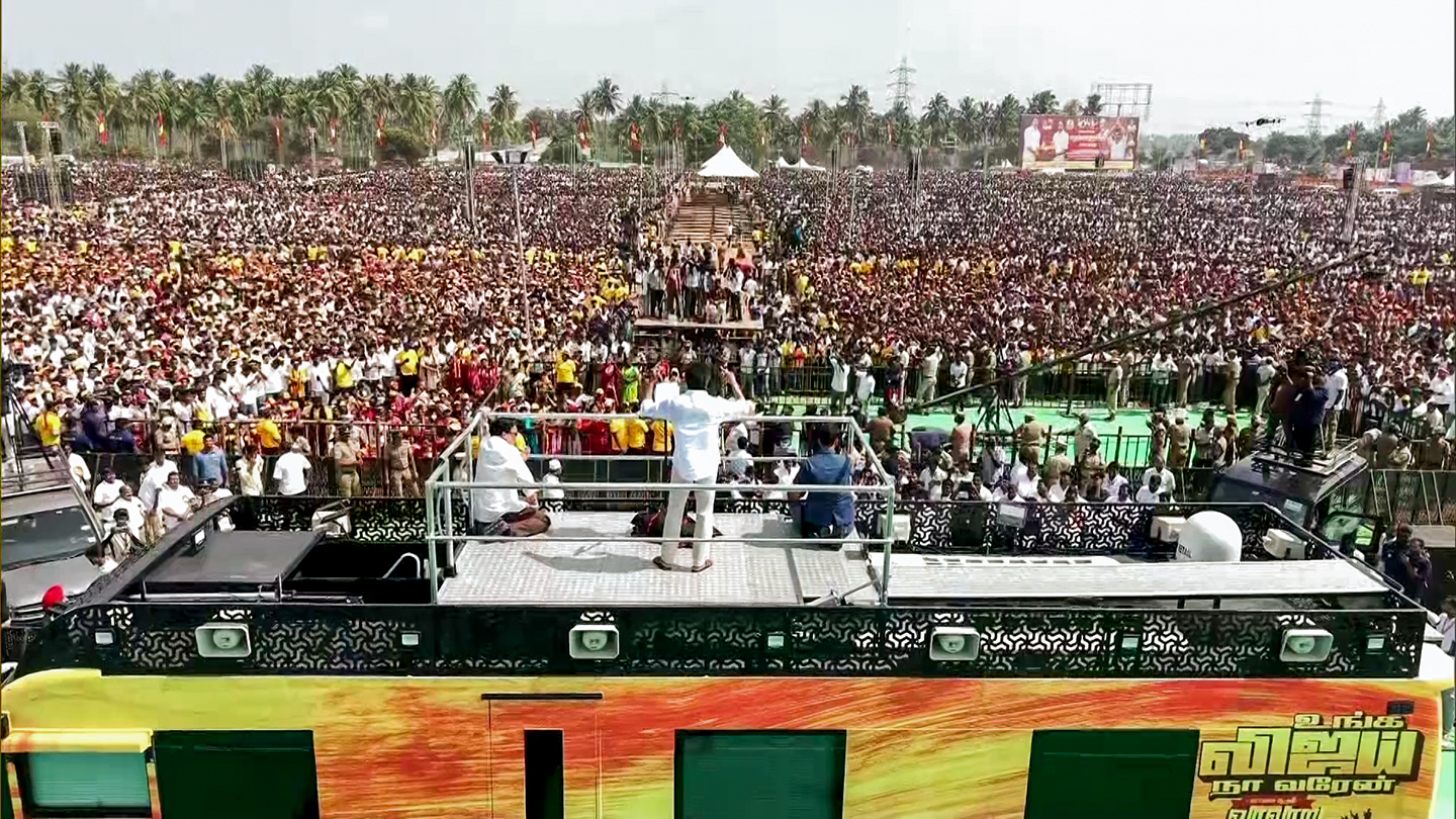 एक्टर और तमिलगा वेत्री कझगम (TVK) प्रमुख विजय ने गुरुवार को तमिलनाडु के ईरोड में रैली की।
