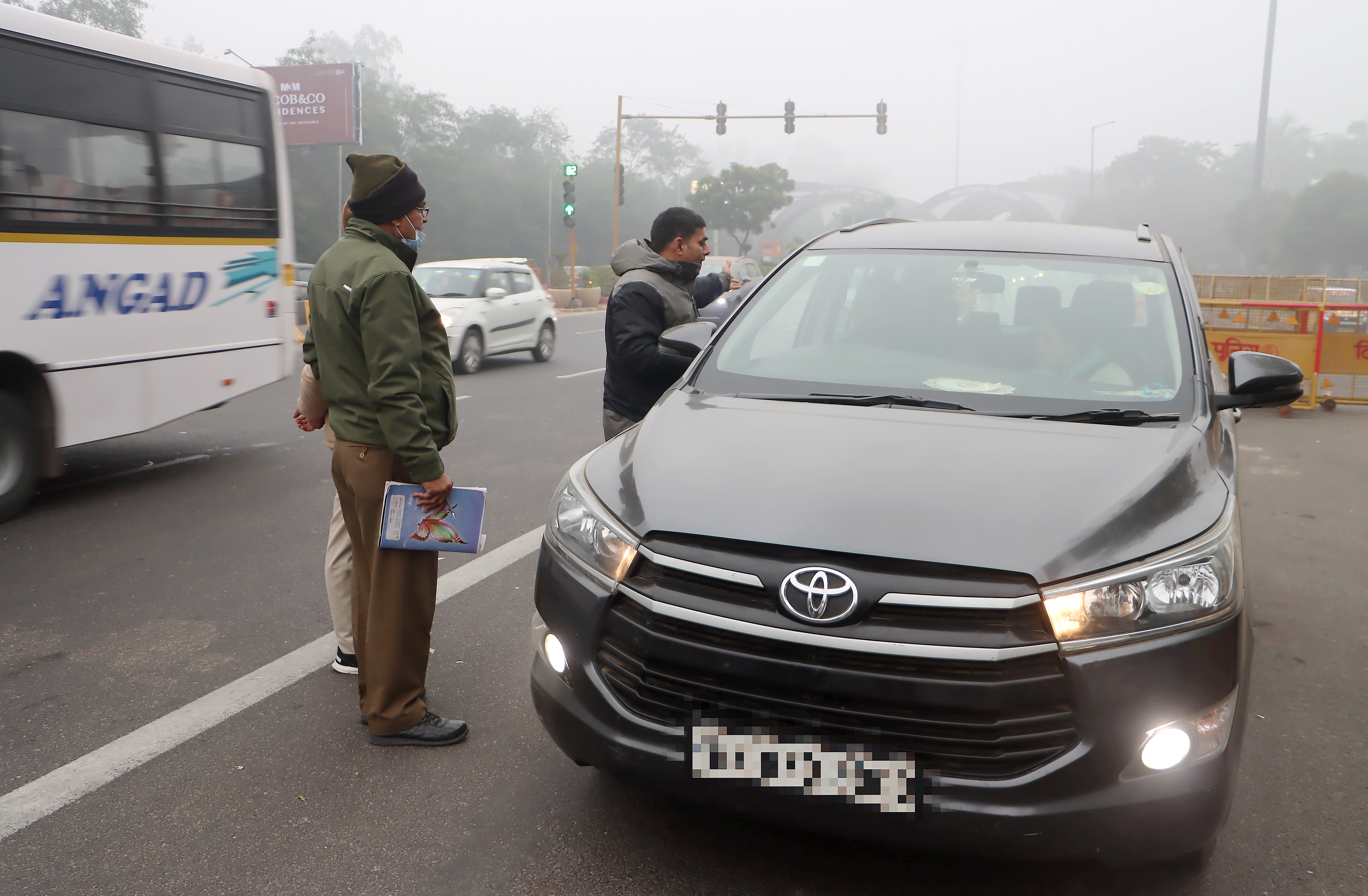 दिल्ली-नोएडा चिल्ला बॉर्डर पर ट्रैफिक पुलिस ने कार को डॉक्यूमेंट्स चेक करने के लिए रोका। गुरुवार को कई इलाकों में चेकिंग चल रही है।