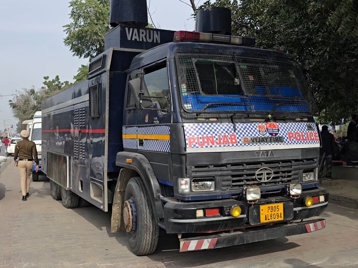 डिप्टी कमिश्नर कार्यालय के बाहर सुरक्षा बढ़ाई।