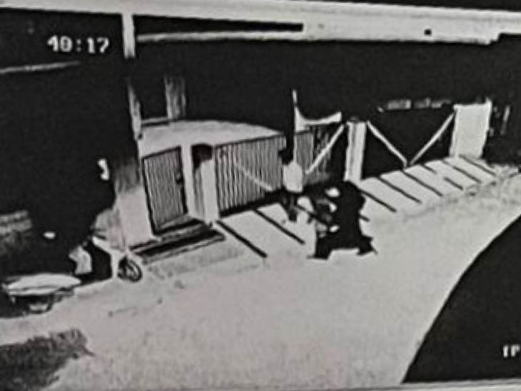 सफेद शर्ट में राज और बुर्के में सोनम। 31 मई को सोनम राज के घर से देवास नाके वाले फ्लैट में आ गई थी। पुलिस ने चार्जशीट में सीसीटीवी की यह तस्वीर भी लगाई है।