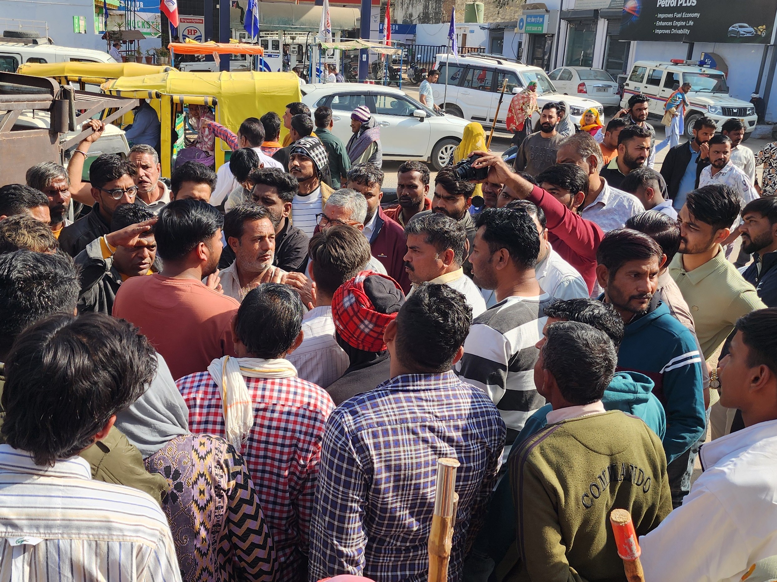 भाजपा नेता सुरेश भूकर, कांग्रेस नेता अभिषेक शर्मा और पार्षद लोकेश कटारिया व निरंजन लाल सैनी ने प्रशासन की कार्रवाई का विरोध किया।