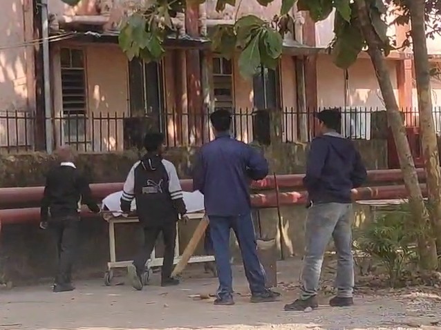 पुलिस ने शव को पोस्टमॉर्टम के बाद परिजनों को सौंप दिया।