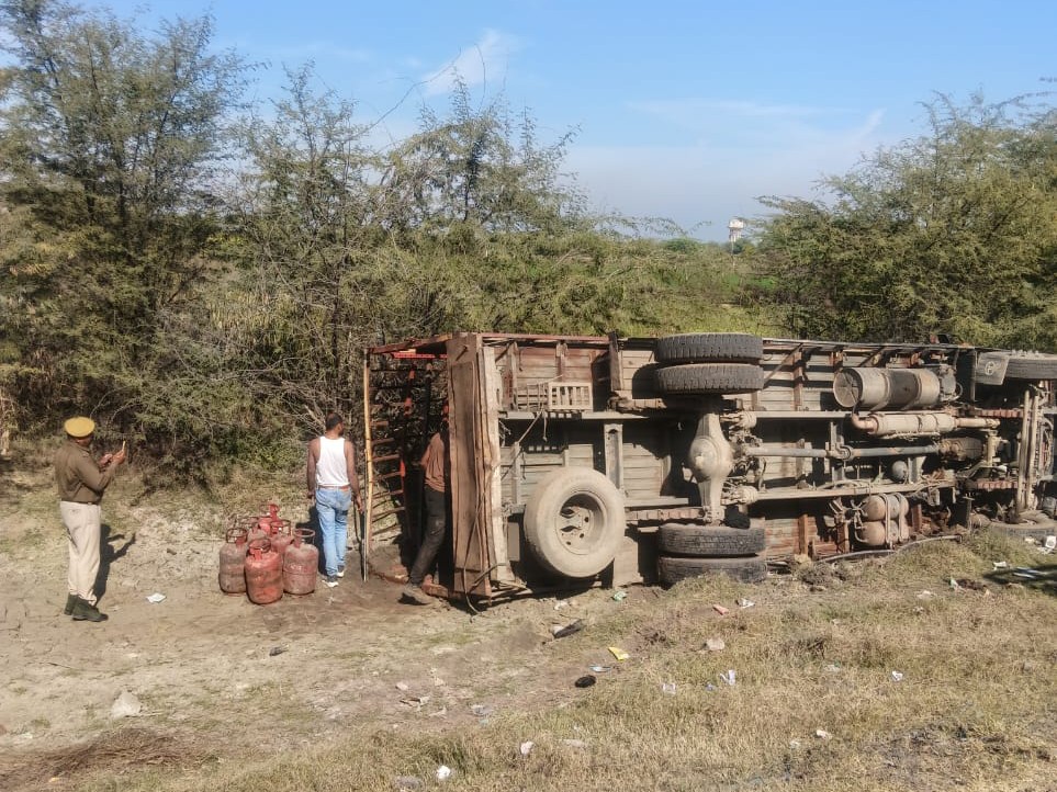 A truck loaded with gas cylinders overturned on the Chaksu Highway.